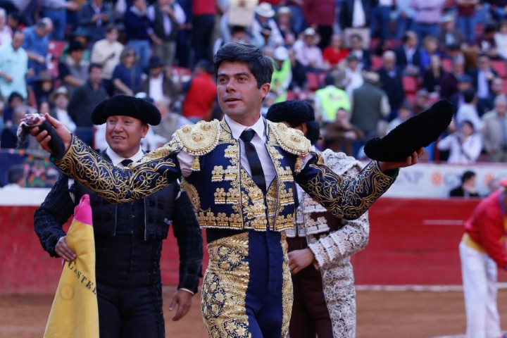 Una oreja corta Fermín Rivera en la segunda corrida de Feria de Aniversario