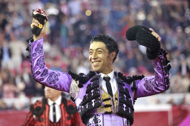 Sergio Flores corta oreja y Borja Jiménez da vuelta al ruedo.