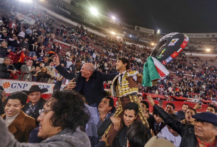 4 orejas y 1 Rabo Roca Rey 