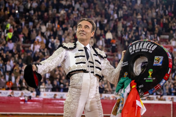 A hombros Enrique Ponce y Diego Silveti en la corrida del 79 Aniversario de La México